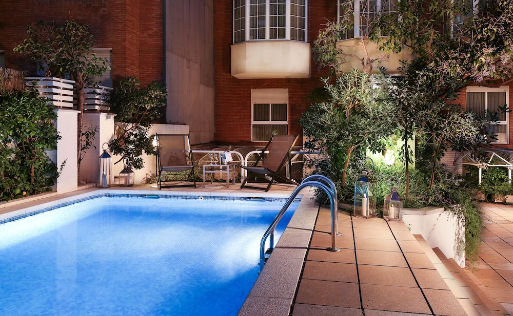 Gran Derby Suites Hotel a Small Luxury Hotels of the World — Swimming pool in Barcelona, Catalonia