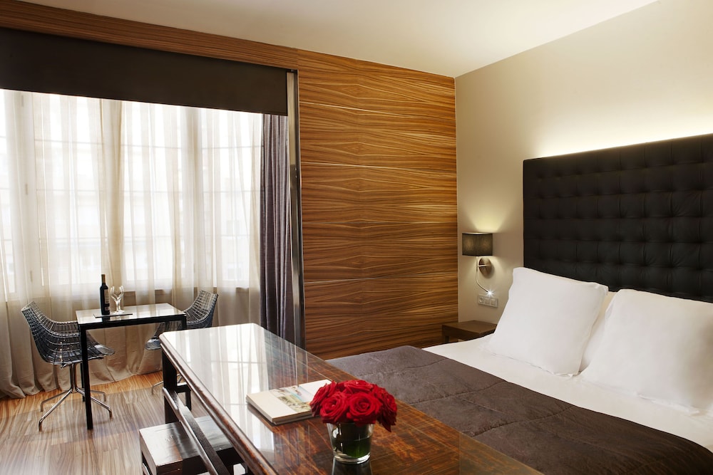 Gran Derby Suites Hotel a Small Luxury Hotels of the World — Hotel rooms in Barcelona, Catalonia