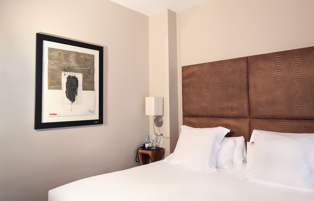 Gran Derby Suites Hotel a Small Luxury Hotels of the World — Hotel rooms in Barcelona, Catalonia