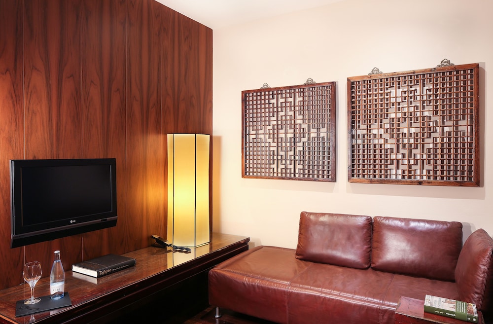 Gran Derby Suites Hotel a Small Luxury Hotels of the World — Hotel rooms in Barcelona, Catalonia
