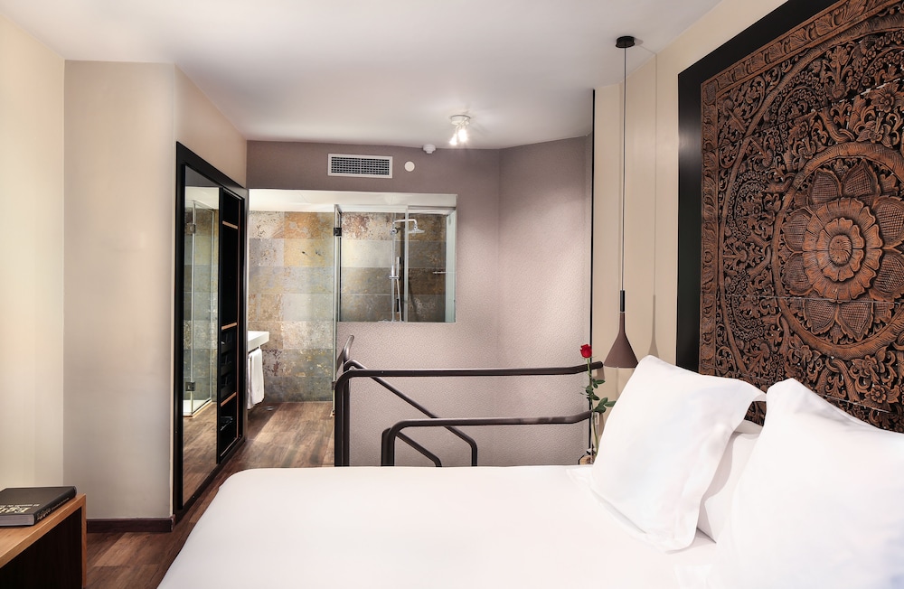 Gran Derby Suites Hotel a Small Luxury Hotels of the World — Hotel rooms in Barcelona, Catalonia