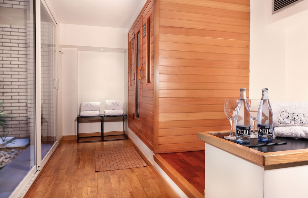 Gran Derby Suites Hotel a Small Luxury Hotels of the World — Hotel rooms in Barcelona, Catalonia