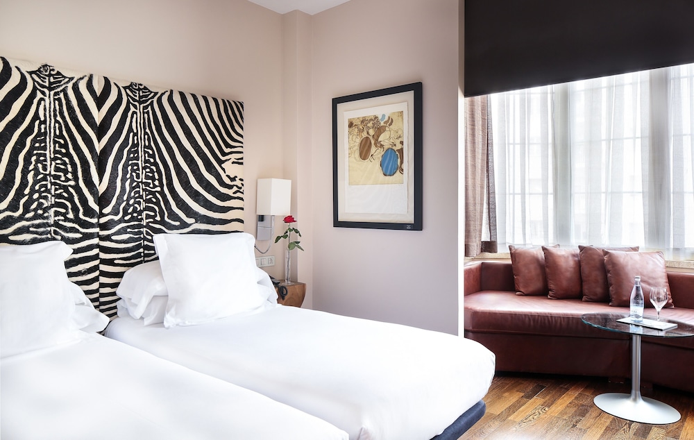 Gran Derby Suites Hotel a Small Luxury Hotels of the World — Hotel rooms in Barcelona, Catalonia
