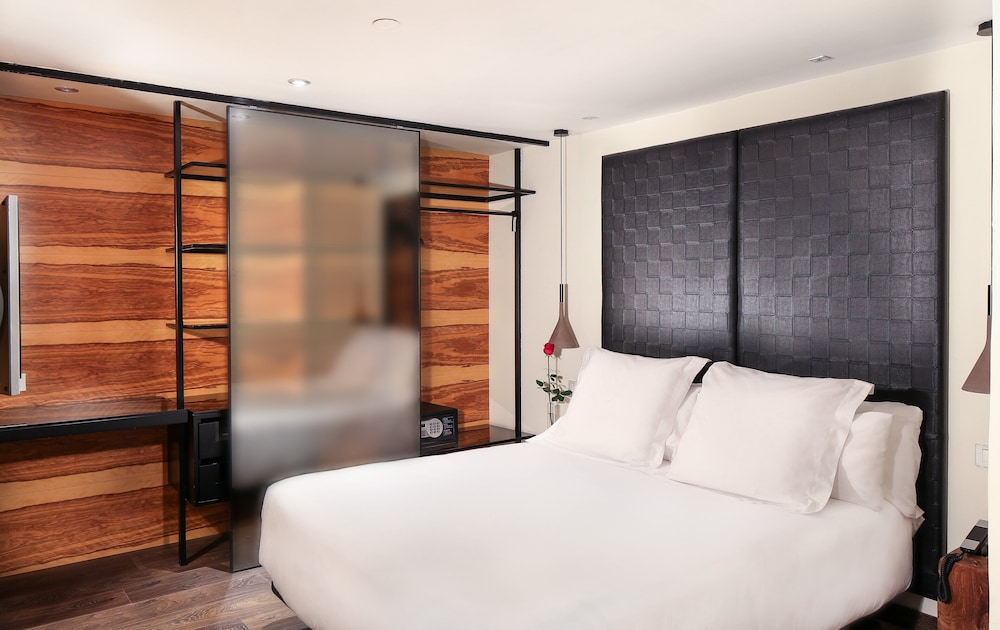 Gran Derby Suites Hotel a Small Luxury Hotels of the World — Hotel rooms in Barcelona, Catalonia