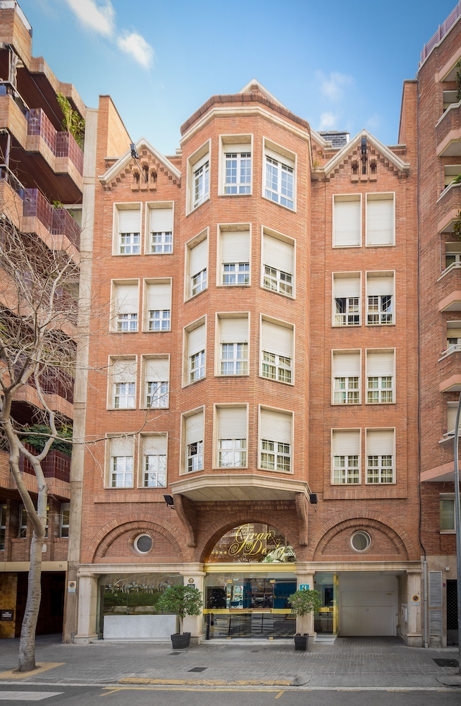 Gran Derby Suites Hotel a Small Luxury Hotels of the World — Hotel building in Barcelona, Catalonia