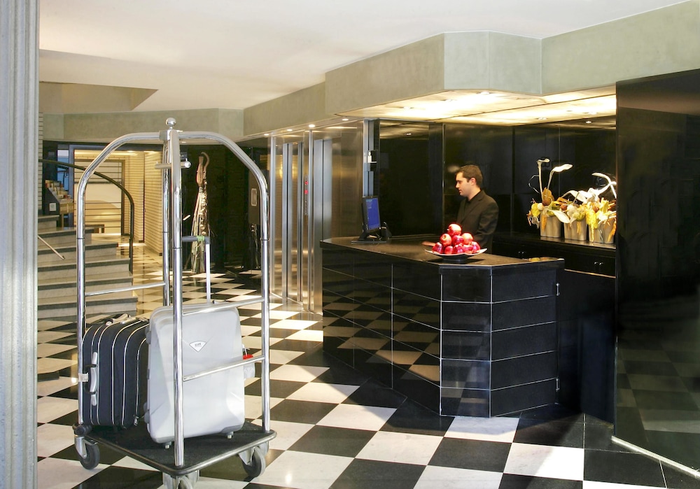 Gran Derby Suites Hotel a Small Luxury Hotels of the World — Hotel building in Barcelona, Catalonia