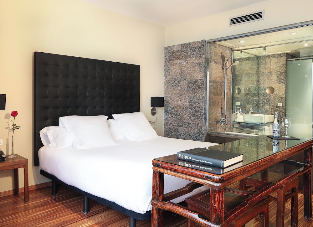 Gran Derby Suites Hotel a Small Luxury Hotels of the World — Hotel rooms in Barcelona, Catalonia