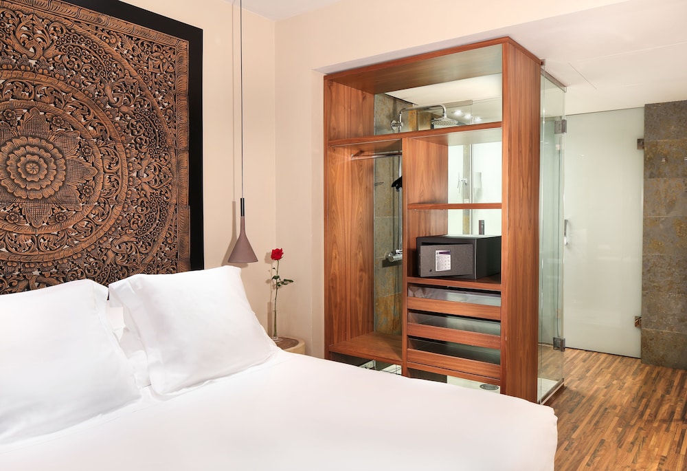Gran Derby Suites Hotel a Small Luxury Hotels of the World — Hotel rooms in Barcelona, Catalonia