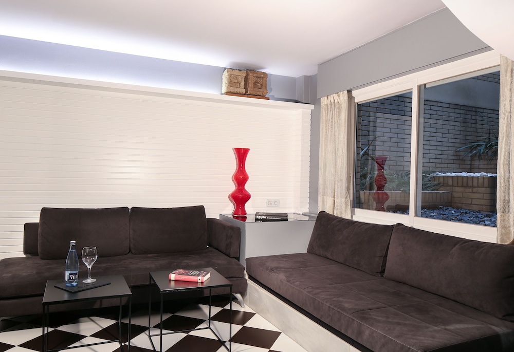 Gran Derby Suites Hotel a Small Luxury Hotels of the World — Hotel rooms in Barcelona, Catalonia