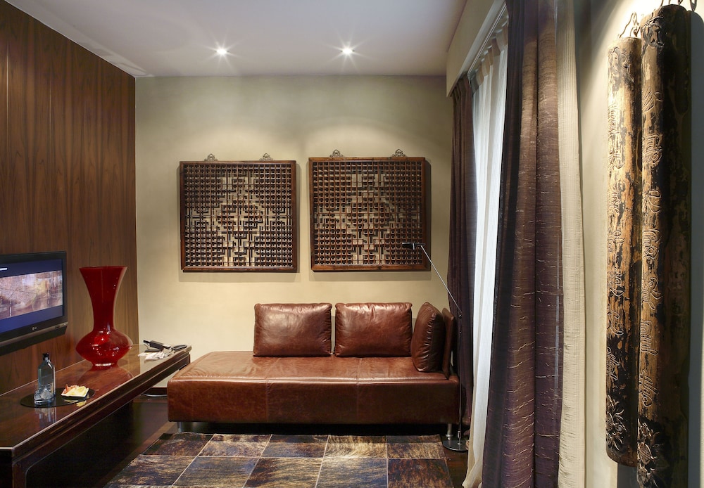 Gran Derby Suites Hotel a Small Luxury Hotels of the World — Hotel rooms in Barcelona, Catalonia