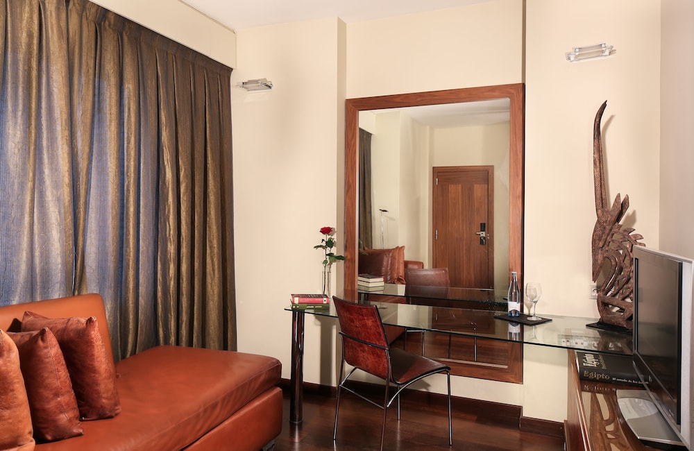 Gran Derby Suites Hotel a Small Luxury Hotels of the World — Hotel rooms in Barcelona, Catalonia