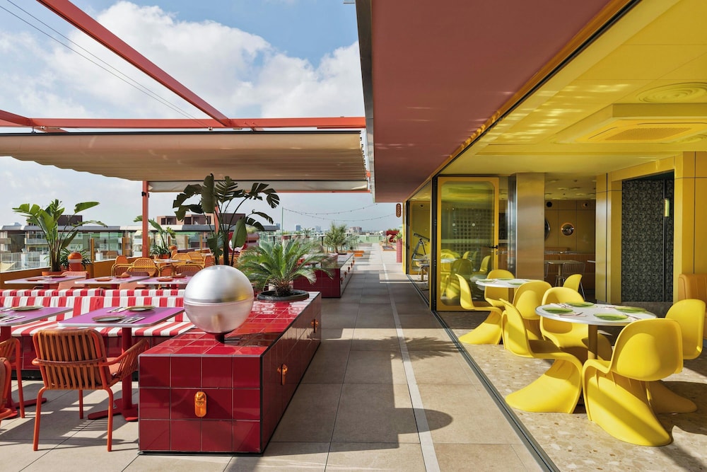 Moxy Barcelona — Restaurant & bars in Barcelona, Catalonia
