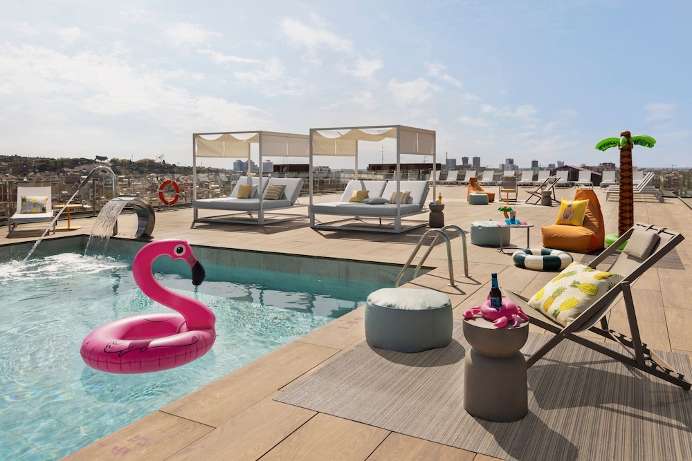 Moxy Barcelona — Swimming pool in Barcelona, Catalonia