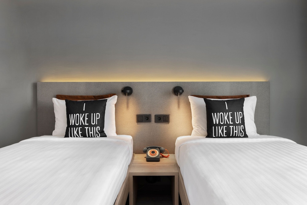 Moxy Barcelona — Hotel rooms in Barcelona, Catalonia