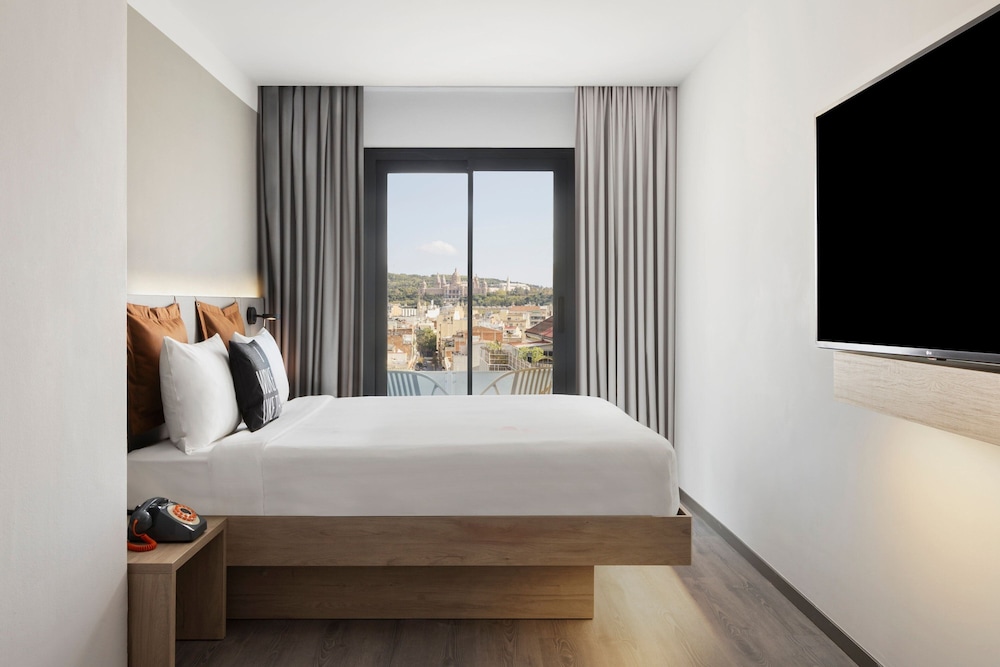 Moxy Barcelona — Hotel rooms in Barcelona, Catalonia