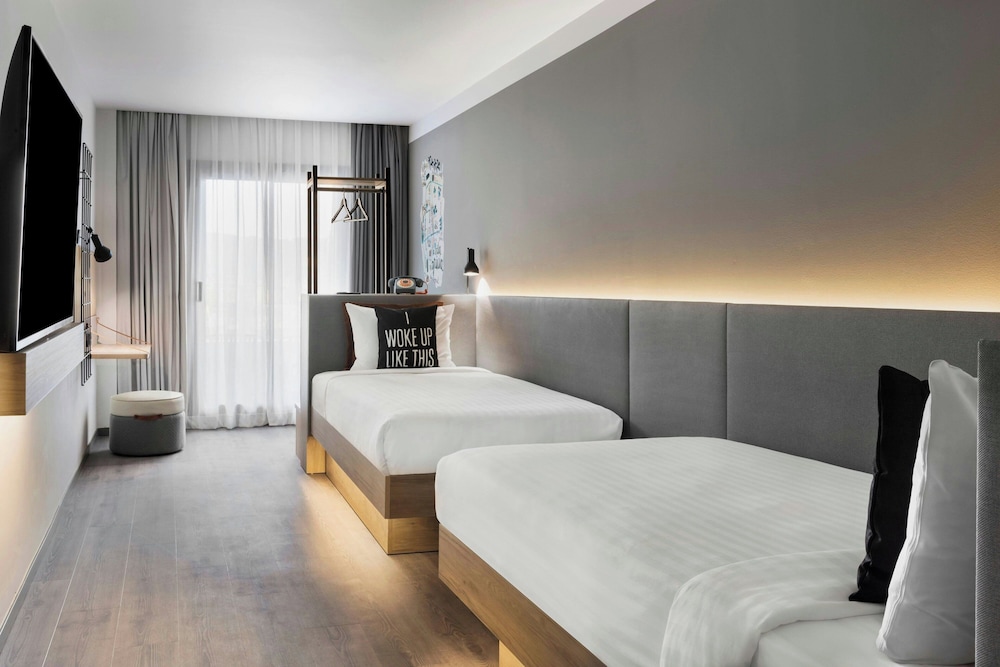 Moxy Barcelona — Hotel rooms in Barcelona, Catalonia