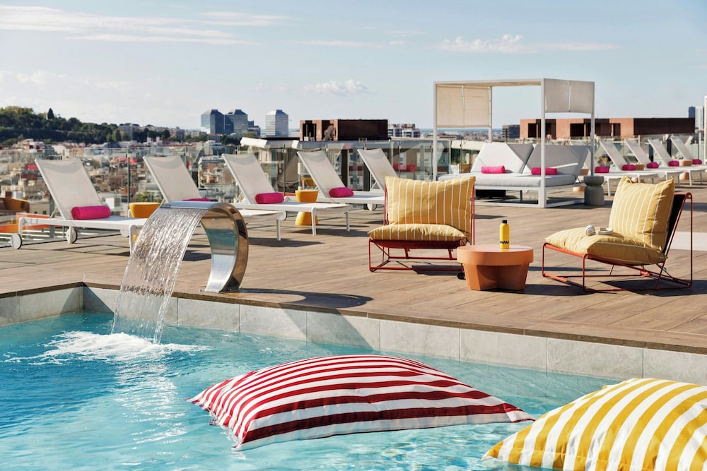 Moxy Barcelona — Swimming pool in Barcelona, Catalonia