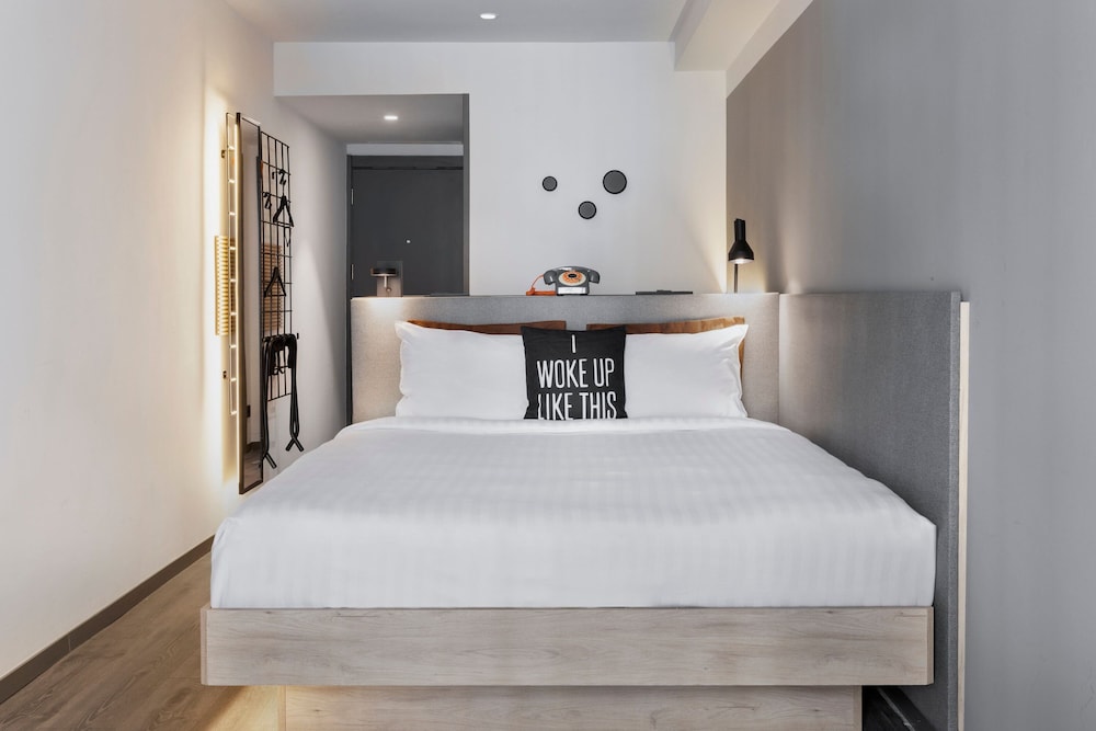 Moxy Barcelona — Hotel rooms in Barcelona, Catalonia