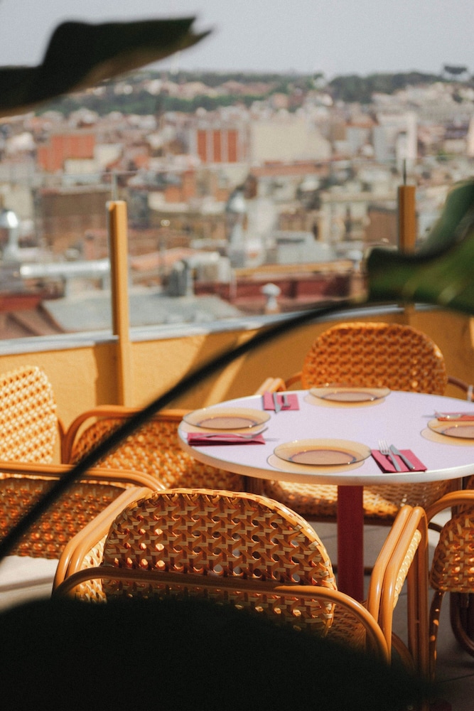 Moxy Barcelona — Restaurant & bars in Barcelona, Catalonia