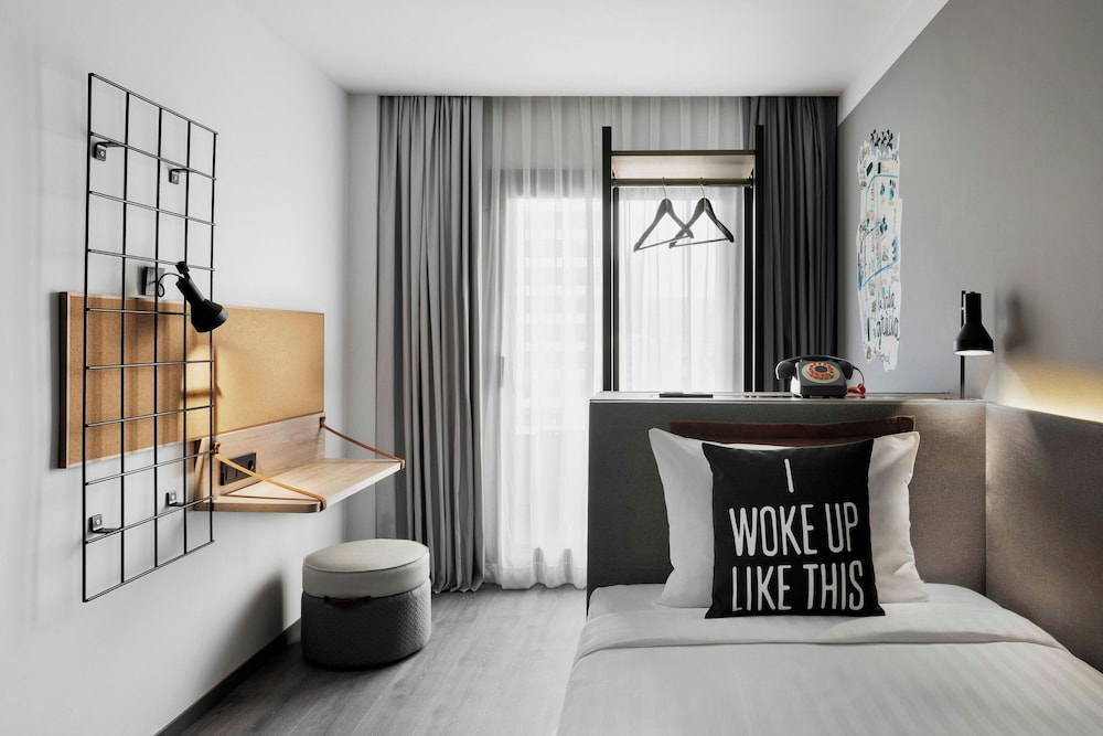 Moxy Barcelona — Hotel rooms in Barcelona, Catalonia
