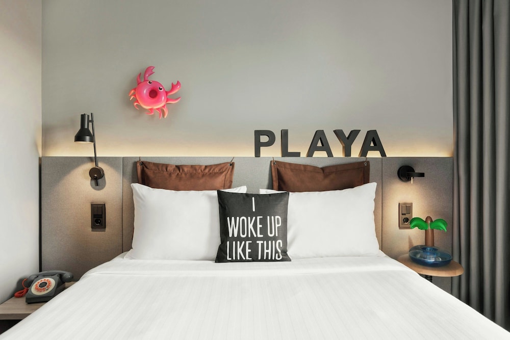 Moxy Barcelona — Hotel rooms in Barcelona, Catalonia