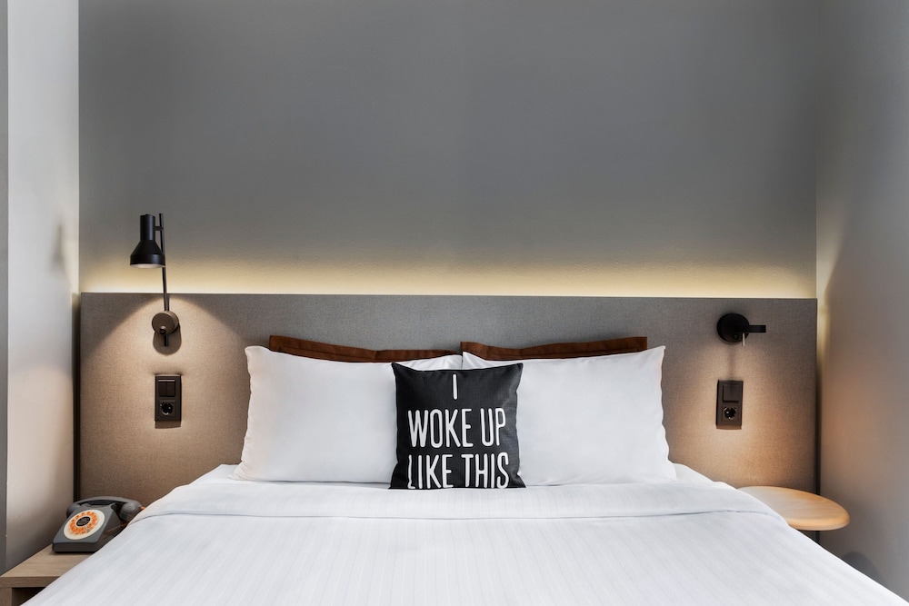 Moxy Barcelona — Hotel rooms in Barcelona, Catalonia