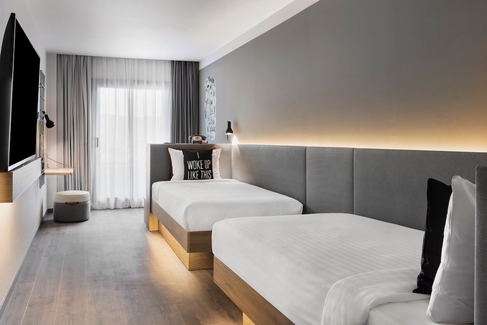 Moxy Barcelona — Hotel rooms in Barcelona, Catalonia