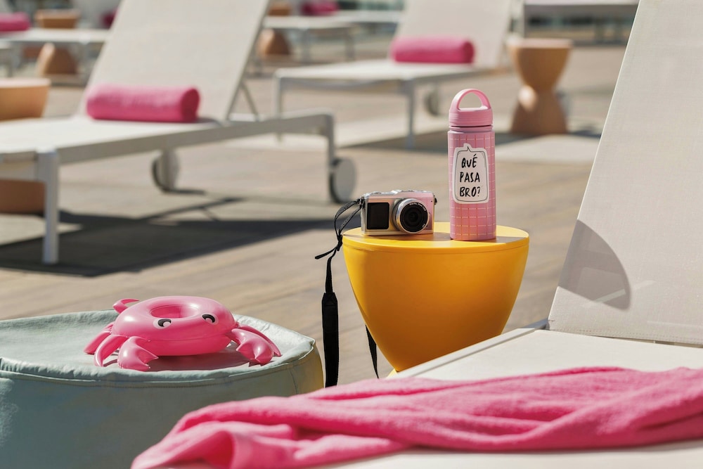 Moxy Barcelona — Swimming pool in Barcelona, Catalonia