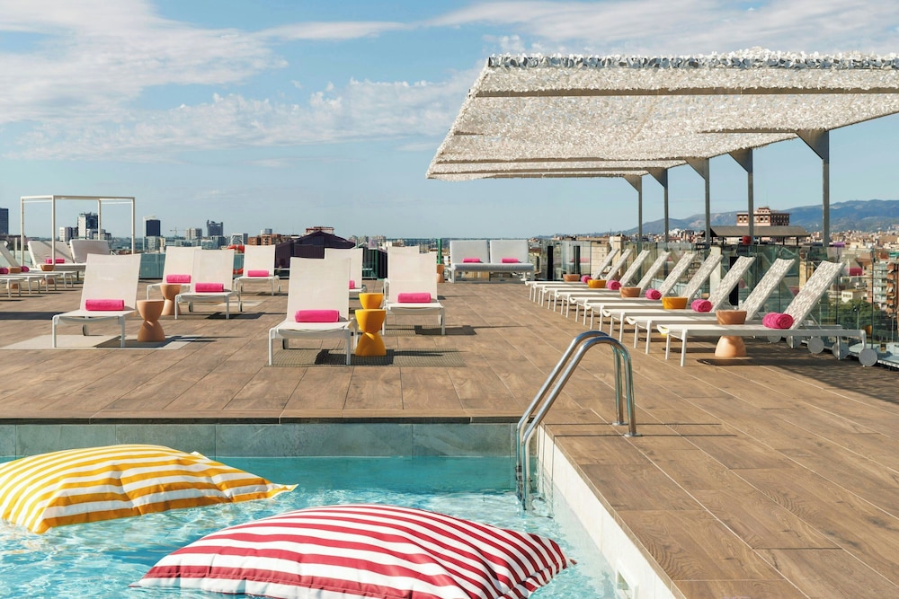 Moxy Barcelona — Swimming pool in Barcelona, Catalonia