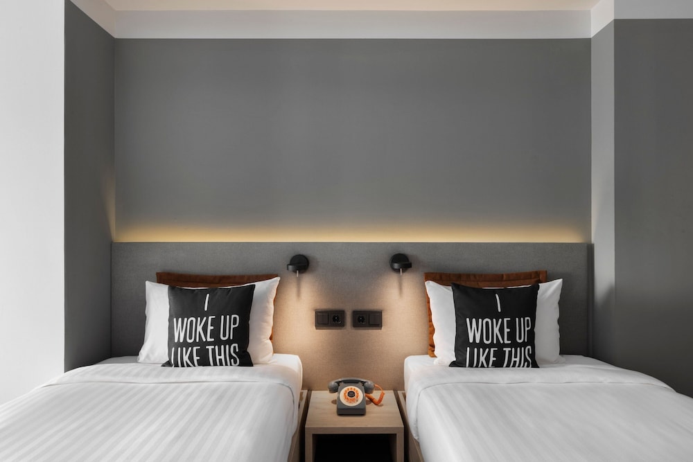 Moxy Barcelona — Hotel rooms in Barcelona, Catalonia