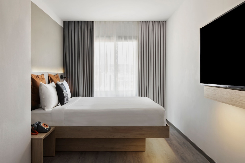 Moxy Barcelona — Hotel rooms in Barcelona, Catalonia