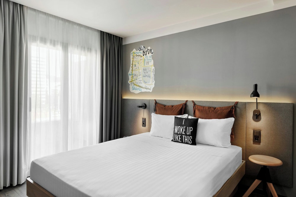 Moxy Barcelona — Hotel rooms in Barcelona, Catalonia