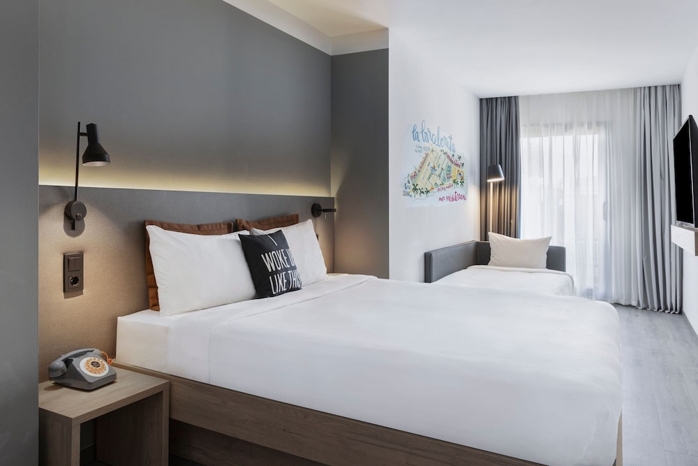 Moxy Barcelona — Hotel rooms in Barcelona, Catalonia
