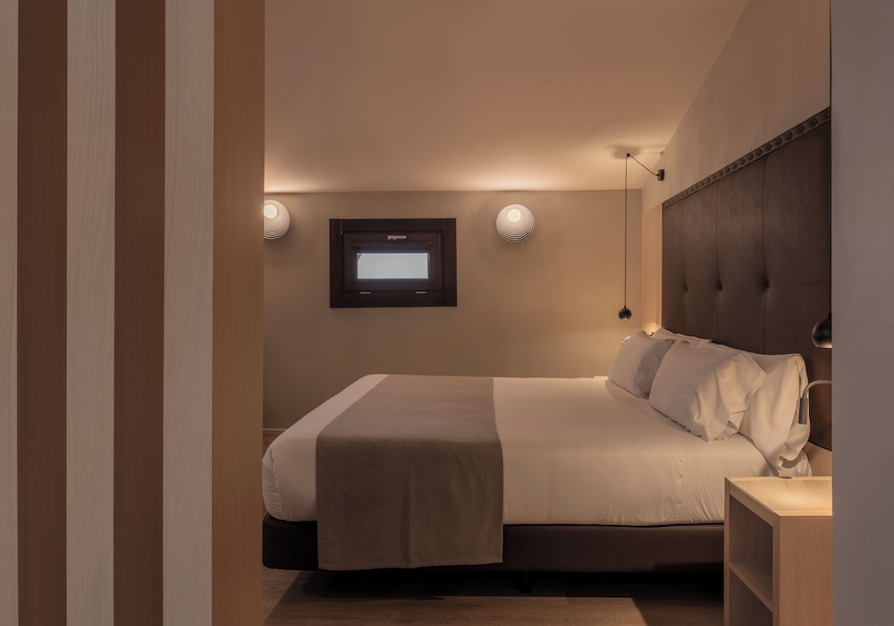 Gran Hotel Barcino — Hotel rooms in Barcelona, Catalonia