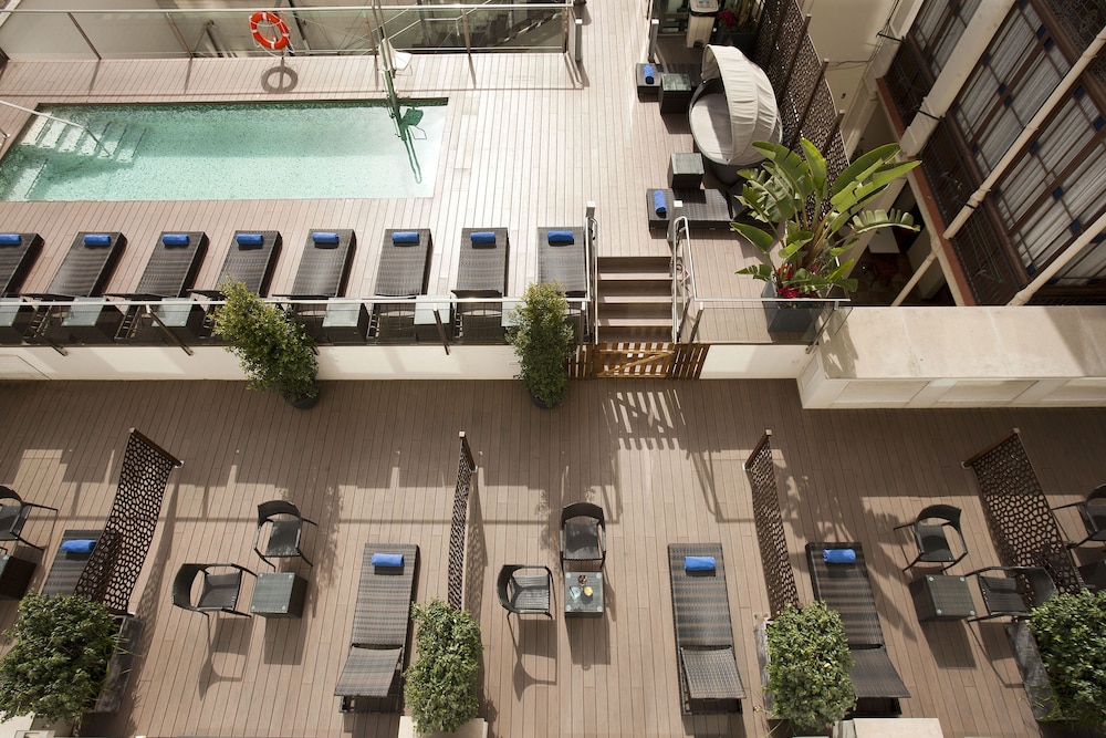 Grupotel Gran Vía 678 — Swimming pool in Barcelona, Catalonia