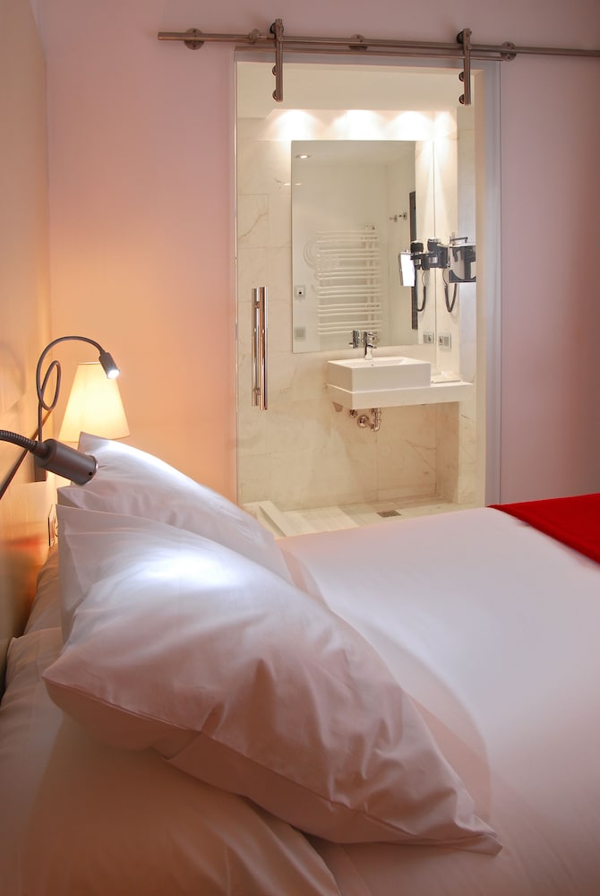 Grupotel Gran Vía 678 — Hotel rooms in Barcelona, Catalonia