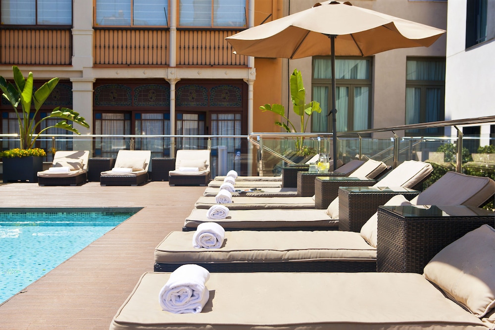 Grupotel Gran Vía 678 — Swimming pool in Barcelona, Catalonia