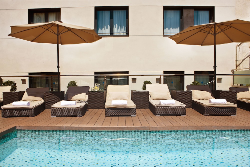 Grupotel Gran Vía 678 — Swimming pool in Barcelona, Catalonia