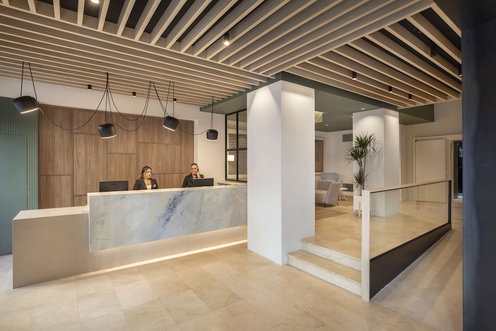 Grupotel Gravina — Hotel building in Barcelona, Catalonia