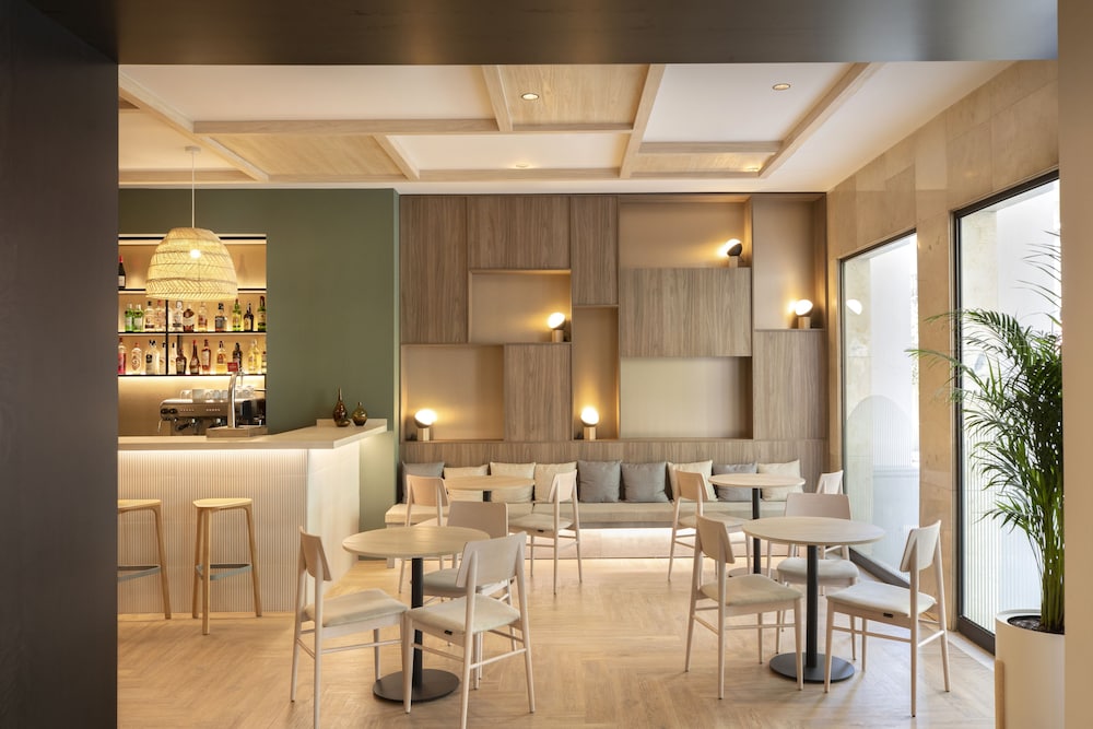 Grupotel Gravina — Restaurant & bars in Barcelona, Catalonia