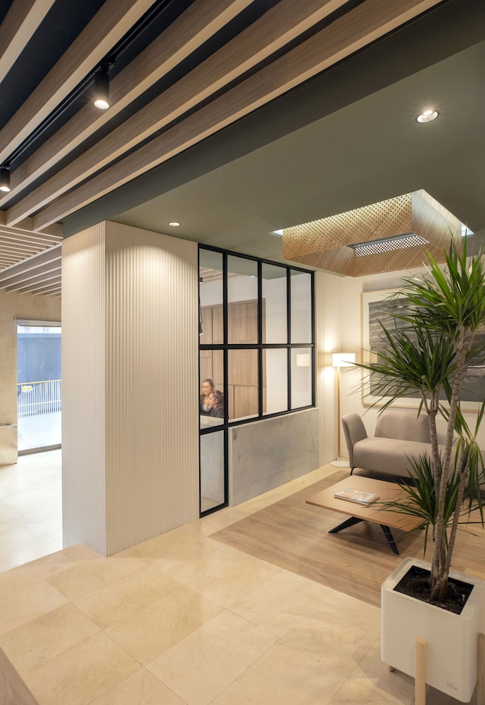 Grupotel Gravina — Hotel building in Barcelona, Catalonia