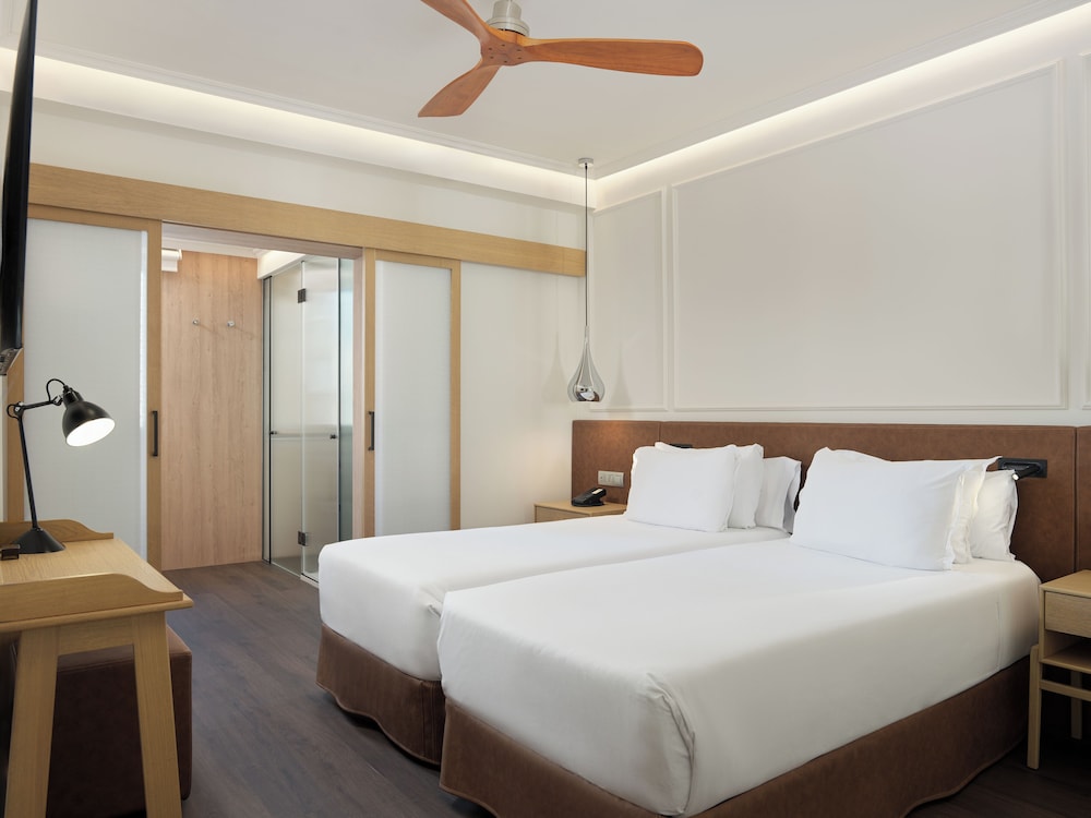 H10 Universitat Hotel — Hotel rooms in Barcelona, Catalonia
