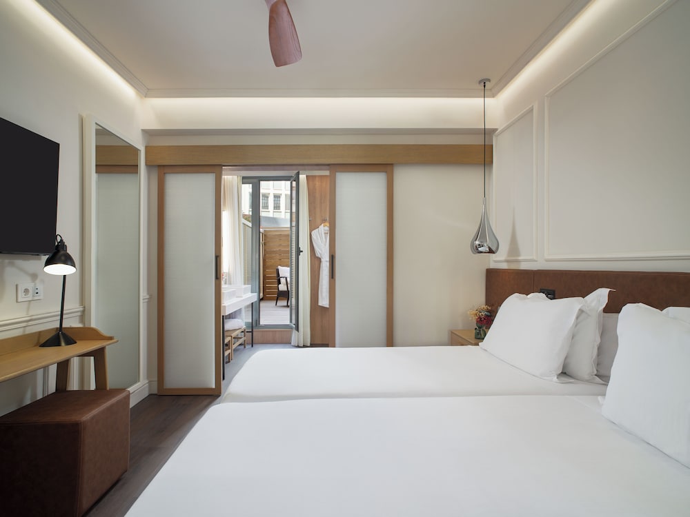 H10 Universitat Hotel — Hotel rooms in Barcelona, Catalonia