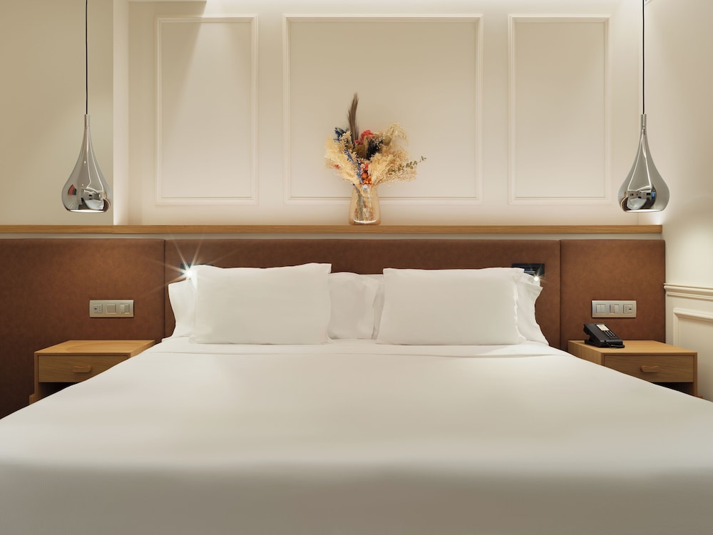 H10 Universitat Hotel — Hotel rooms in Barcelona, Catalonia