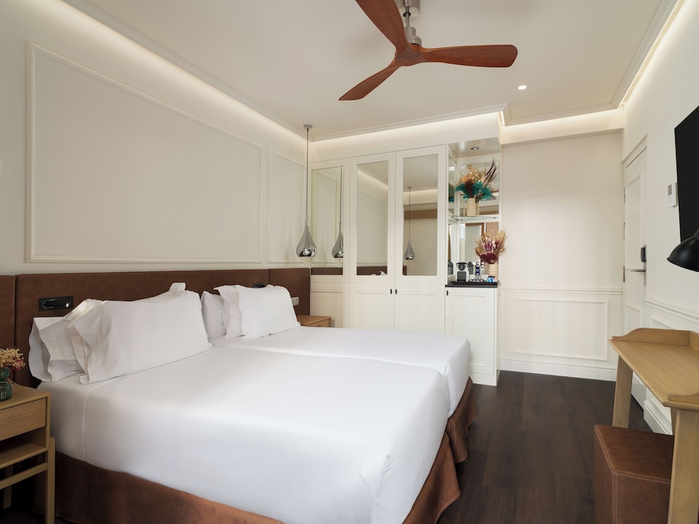 H10 Universitat Hotel — Hotel rooms in Barcelona, Catalonia