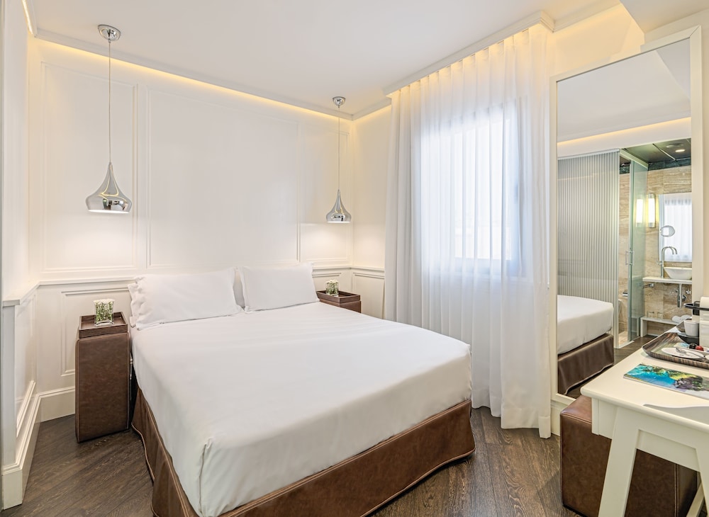 H10 Universitat Hotel — Hotel rooms in Barcelona, Catalonia