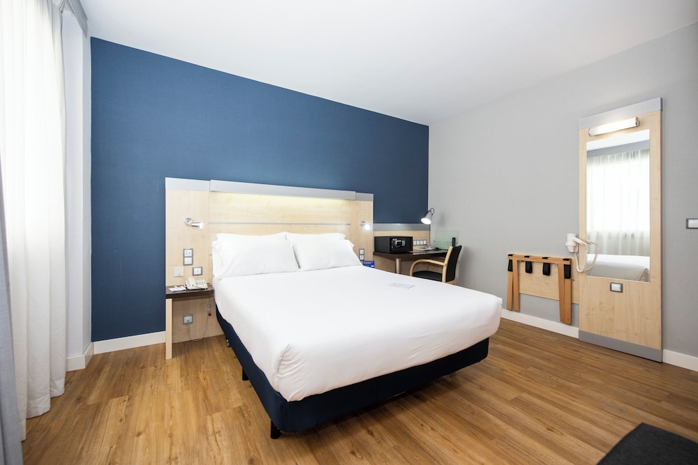 Holiday Inn Express Barcelona City 22@ by IHG — Hotel rooms in Barcelona, Catalonia