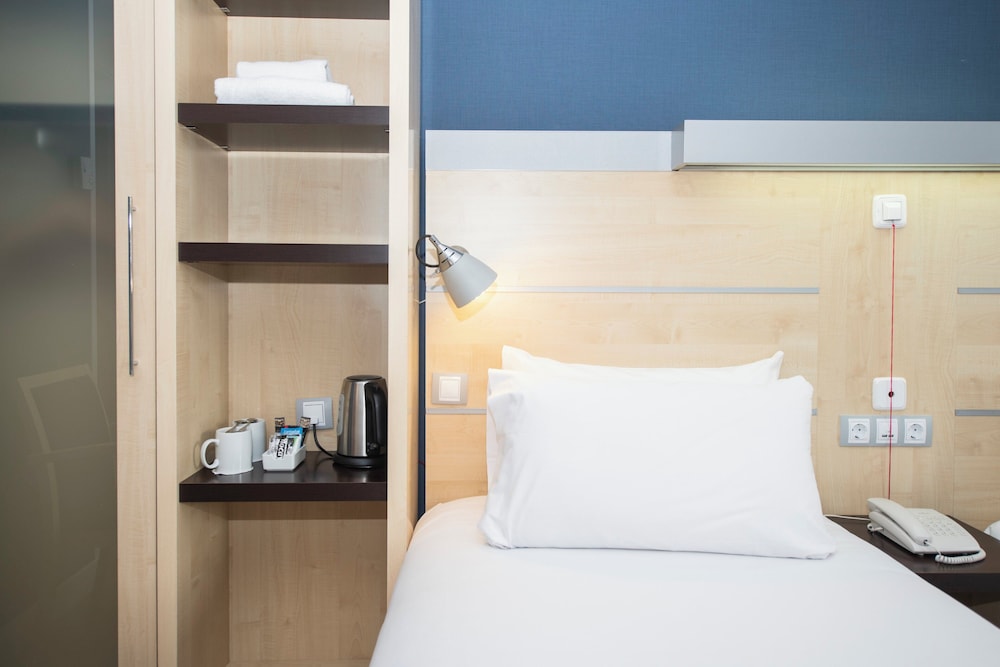 Holiday Inn Express Barcelona City 22@ by IHG — Hotel rooms in Barcelona, Catalonia