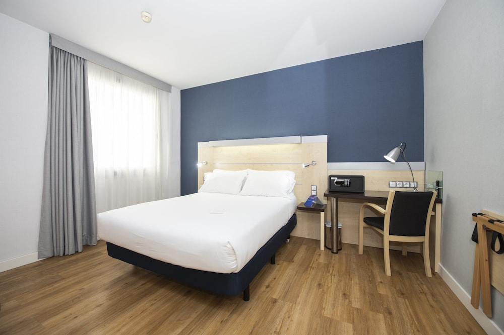 Holiday Inn Express Barcelona City 22@ by IHG — Hotel rooms in Barcelona, Catalonia