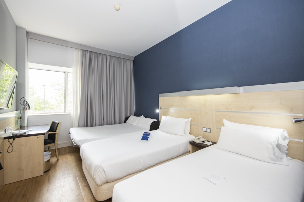 Holiday Inn Express Barcelona City 22@ by IHG — Hotel rooms in Barcelona, Catalonia